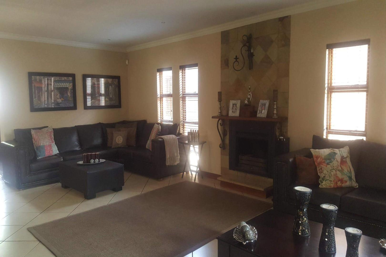 71422_LivingRoom2.jpg